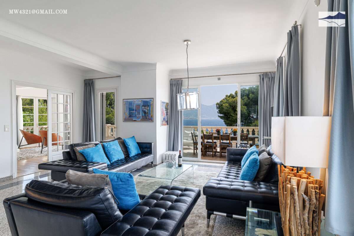 Stay in a villa in Monaco with a welcoming living room. Enjoy a luxurious setting to relax and experience memorable moments.