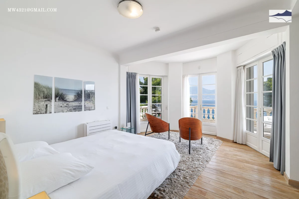 Discover Villa Monaco, a haven of peace with a spacious master bedroom, ideal for moments of relaxation and luxury. Book your stay now!