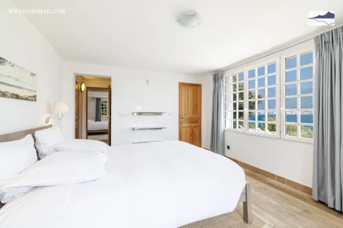 Discover Villa Monaco, a sea-view room offering an idyllic setting for an unforgettable vacation. Book your stay now!