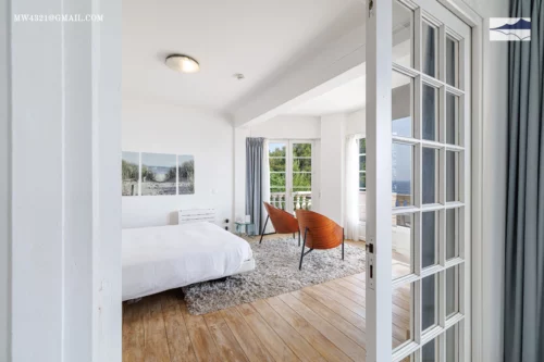 Discover Villa Monaco, a peaceful haven for dreamy nights. Enjoy modern comfort and a warm ambiance in your room.