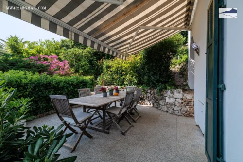 Discover the terrace kitchen of Villa Monaco, a convivial space where gastronomy and breathtaking views meet for unforgettable moments.
